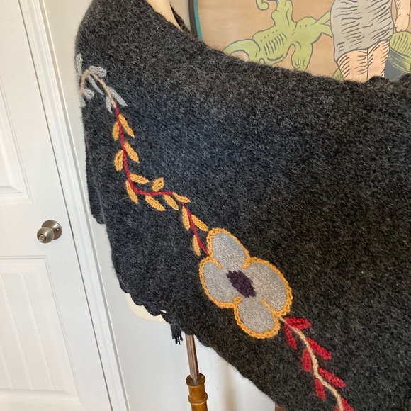 Lovely shawl with floral design - Picture 4 of 6